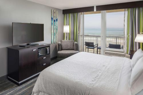 代托纳海滩代托纳海滩/海滨汉普顿酒店的配有一张床和一台平面电视的酒店客房