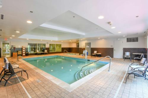 弗洛伦斯南佛罗伦萨辛辛那提机场希尔顿惠庭套房酒店的在酒店房间的一个大型游泳池
