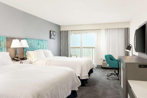 代托纳海滩戴通纳舒尔海滨希尔顿恒庭酒店的酒店客房设有两张床和一台平面电视。