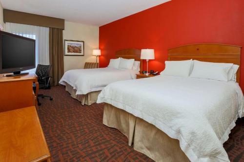 费尔伯恩Hampton Inn Dayton Fairborn Wright Patterson AFB的酒店客房设有两张床和一台平面电视。