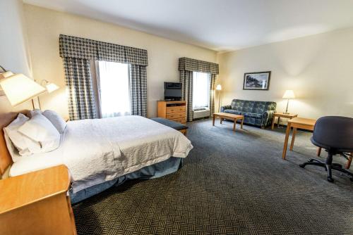 罗克沃尔达拉斯罗克沃尔汉普顿酒店的酒店客房,配有一张床、一张桌子和椅子