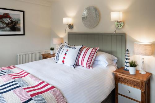 金斯布里奇Twysden Cottage的一间卧室配有带枕头的床