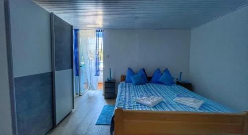 茨雷斯Guesthouse Porto的一间卧室配有蓝色的床和蓝色枕头
