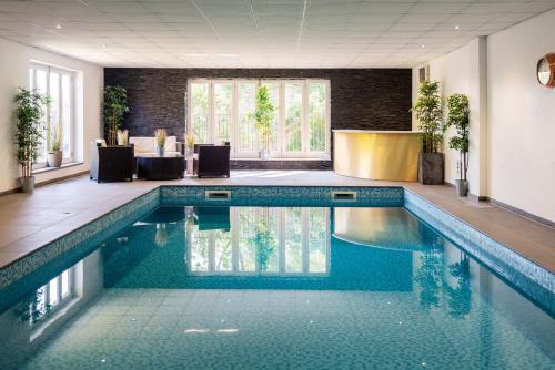 金斯布里奇Twysden Cottage的蓝色水的酒店客房的游泳池