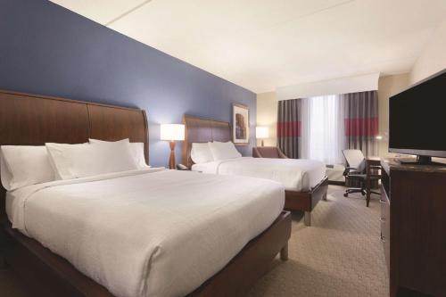 福尔斯彻奇福尔斯彻奇希尔顿花园酒店的酒店客房设有两张床和一台平面电视。