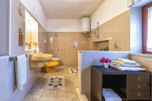 萨萨里Villa Brandinu的一间带水槽、浴缸和卫生间的浴室
