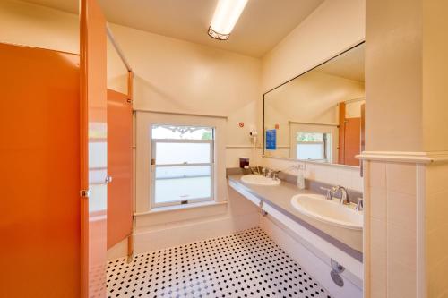 萨克拉门托你好萨克拉门托青年旅舍的一间带两个盥洗盆和大镜子的浴室