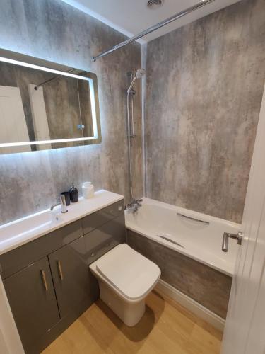 彭赞斯No 1 Penlee的浴室配有卫生间、盥洗盆和浴缸。