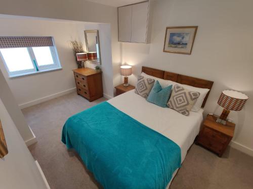 彭赞斯No 1 Penlee的一间卧室设有一张大床和一个窗户。