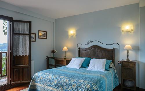 BarrikaGane Landetxea的一间卧室配有一张带蓝色棉被的床