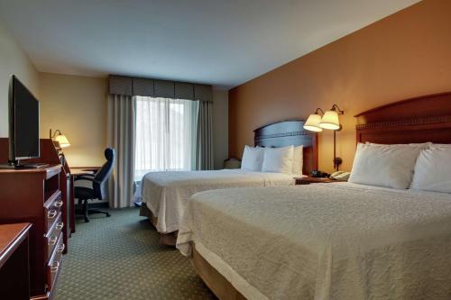 利特尔顿丹佛利特尔顿汉普顿酒店的酒店客房设有两张床和电视。