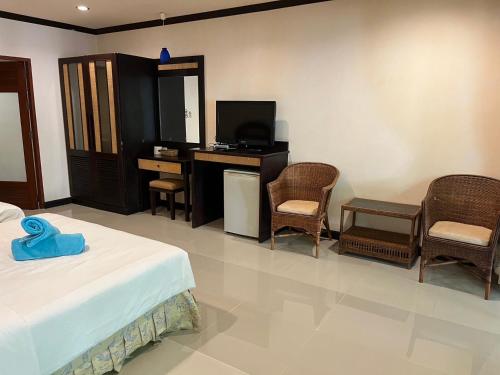 拉迈夏日酒店的卧室配有一张床、一张桌子和椅子