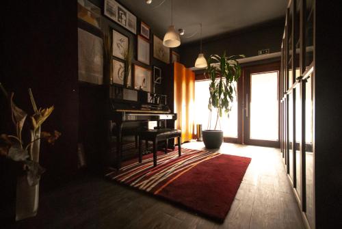 埃斯平霍Estúdio 428的客厅配有三角钢琴和红色地毯