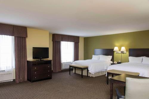 丹维尔丹维尔汉普顿旅馆及套房的酒店客房设有两张床和一台平面电视。