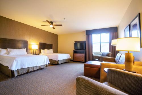 杜兰戈杜兰戈希尔顿惠庭套房酒店的酒店客房,设有两张床和一张沙发