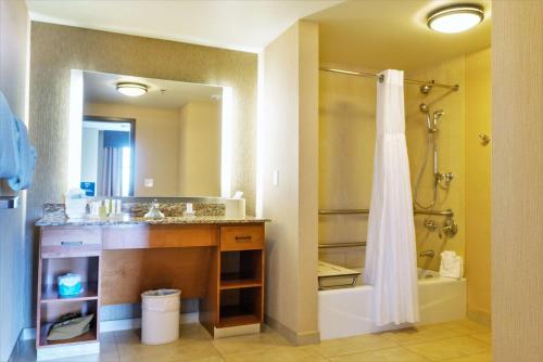 杜兰戈杜兰戈希尔顿惠庭套房酒店的浴室配有水槽、淋浴和浴缸。