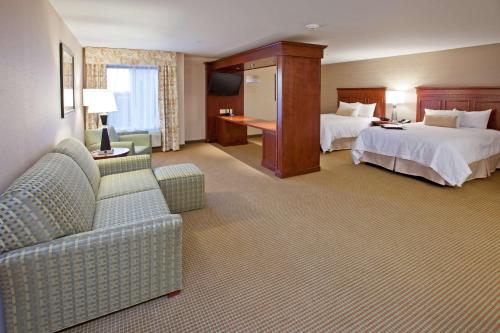 奥本希尔斯底特律/奥本山北希尔顿恒庭酒店的酒店客房,设有两张床和一张沙发