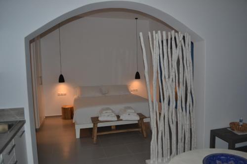 利普西岛Nautilus Apartments的一间卧室配有一张床和一张带两盏灯的桌子。