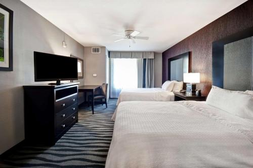 杜波依斯宾夕法尼亚州杜波依斯希尔顿惠庭套房酒店的酒店客房设有两张床和一台平面电视。
