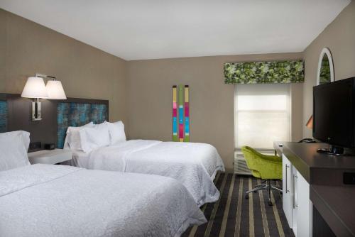 伊格尔帕斯伊格尔帕斯汉普顿酒店的酒店客房设有两张床和一台平面电视。
