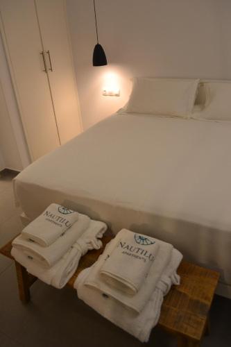 利普西岛Nautilus Apartments的一张桌子上的带毛巾的床