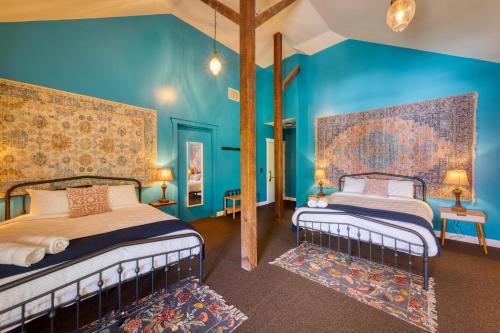 萨克拉门托你好萨克拉门托青年旅舍的蓝色墙壁客房的两张床