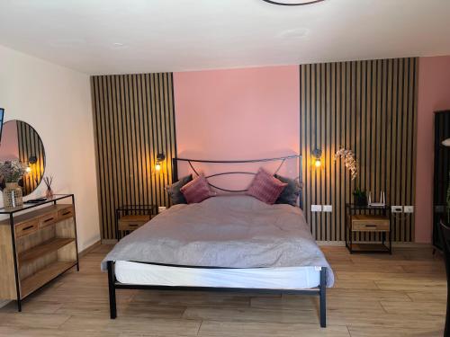 萨法德הצימר של אביטל的卧室配有一张带粉红色墙壁的大床