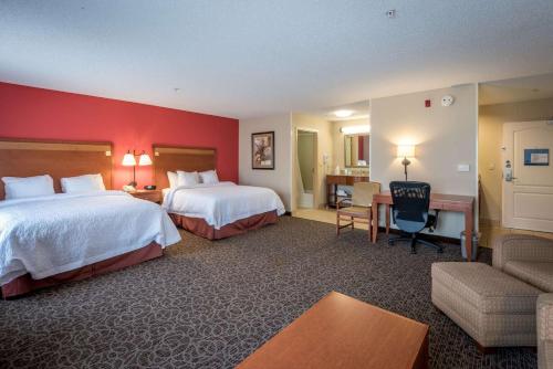 恩特普赖斯恩特普赖斯汉普顿酒店的酒店客房配有两张床和一张书桌