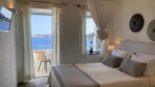 普拉提伊亚洛斯西弗诺斯尼利德斯酒店的一间卧室设有一张床,享有海景