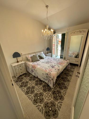 莱里奇Delizioso bilocale Mottino23的一间卧室配有一张床和一个吊灯