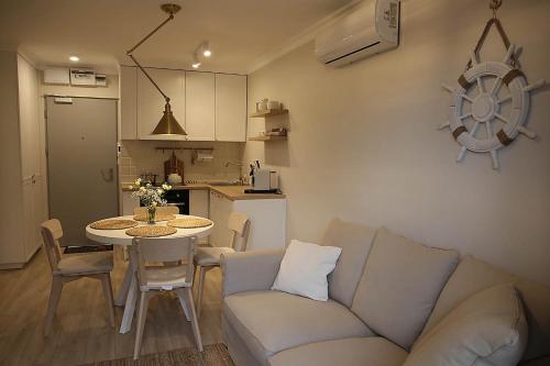 斯诺科Apartament nad Zegrzem 206 Luksus的带沙发和桌子的客厅以及厨房。