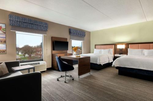 弗雷德里克德特里克堡弗雷德里克汉普顿套房酒店的酒店客房配有两张床和一张书桌