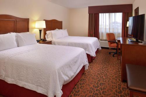 弗雷德里克弗雷德里克汉普顿酒店的酒店客房设有两张床和一台平面电视。