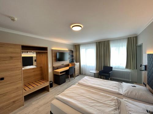 锡默拉特帕鲁舍弗酒店的配有一张床和一张书桌的酒店客房
