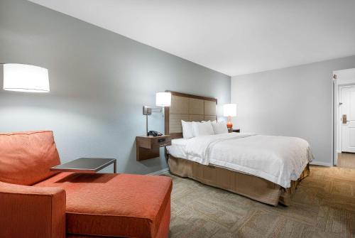 佛罗伦萨Hampton Inn & Suites Florence Center的酒店客房,配有床和沙发