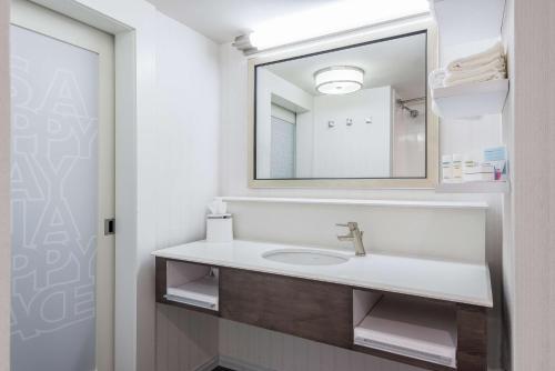 佛罗伦萨Hampton Inn & Suites Florence Center的一间带水槽和镜子的浴室