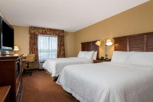 佛罗伦萨Hampton Inn & Suites Florence-North-I-95的酒店客房设有两张床和一台平面电视。