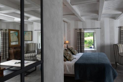 热拉梅普希尔酒店的一间卧室配有一张床和镜子