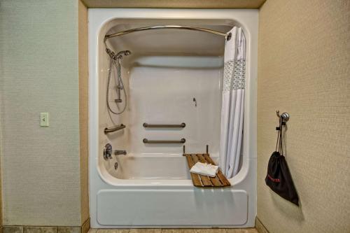 克拉克斯科拉克斯维尔希尔顿恒庭酒店的带淋浴和白色浴缸的浴室