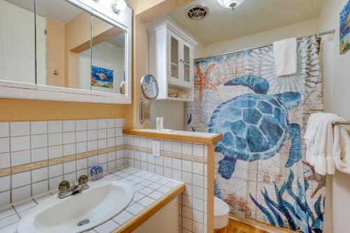 考纳卡凯Kaunakakai Condo with Private Lanai and Ocean Views!的浴室配有乌龟淋浴帘和水槽