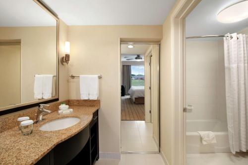 沃思堡沃思堡西城景希尔顿霍姆伍德套房酒店的一间带水槽和淋浴的浴室