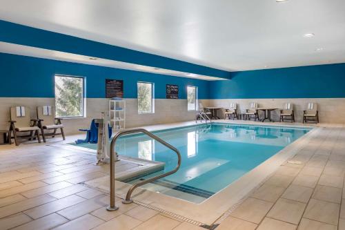 格林菲尔德格林菲尔德汉普顿酒店的蓝色墙壁的酒店客房的游泳池