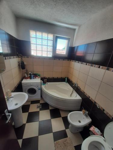 弗拉涅City Park Rooms的浴室配有2个卫生间、浴缸和水槽