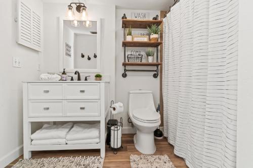 那不勒斯Park Shore Resort的浴室配有白色卫生间和盥洗盆。