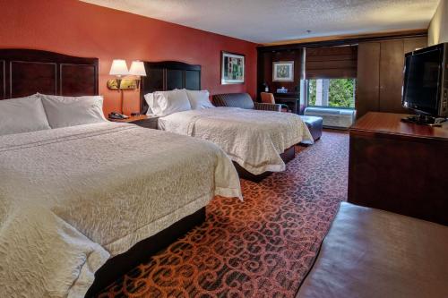 阿什兰阿什兰德希尔顿恒庭酒店的酒店客房设有两张床和一台平面电视。