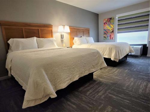 海斯汉普顿海斯北I-70公路酒店的酒店客房设有两张床和窗户。