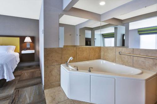 爱达荷福尔斯爱达荷福尔斯汉普顿酒店的配有床的房间设有浴缸
