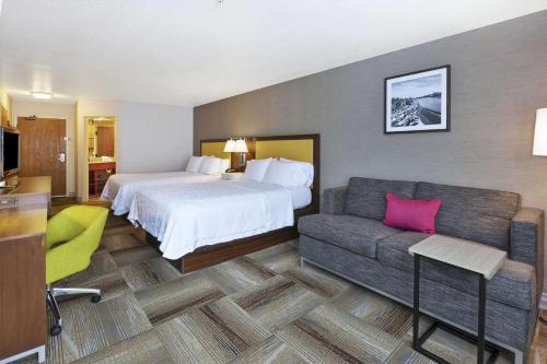 爱达荷福尔斯爱达荷福尔斯汉普顿酒店的酒店客房,配有床和沙发