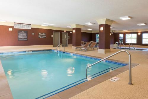 印第安纳波利斯印第安纳波利斯市西北希尔顿惠庭套房酒店的在酒店房间的一个大型游泳池