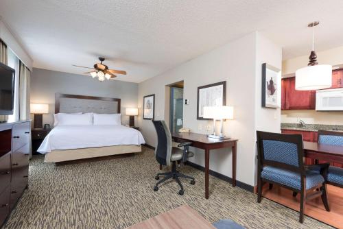 印第安纳波利斯印第安纳波利斯市西北希尔顿惠庭套房酒店的酒店客房配有一张床、一张书桌和一台电脑